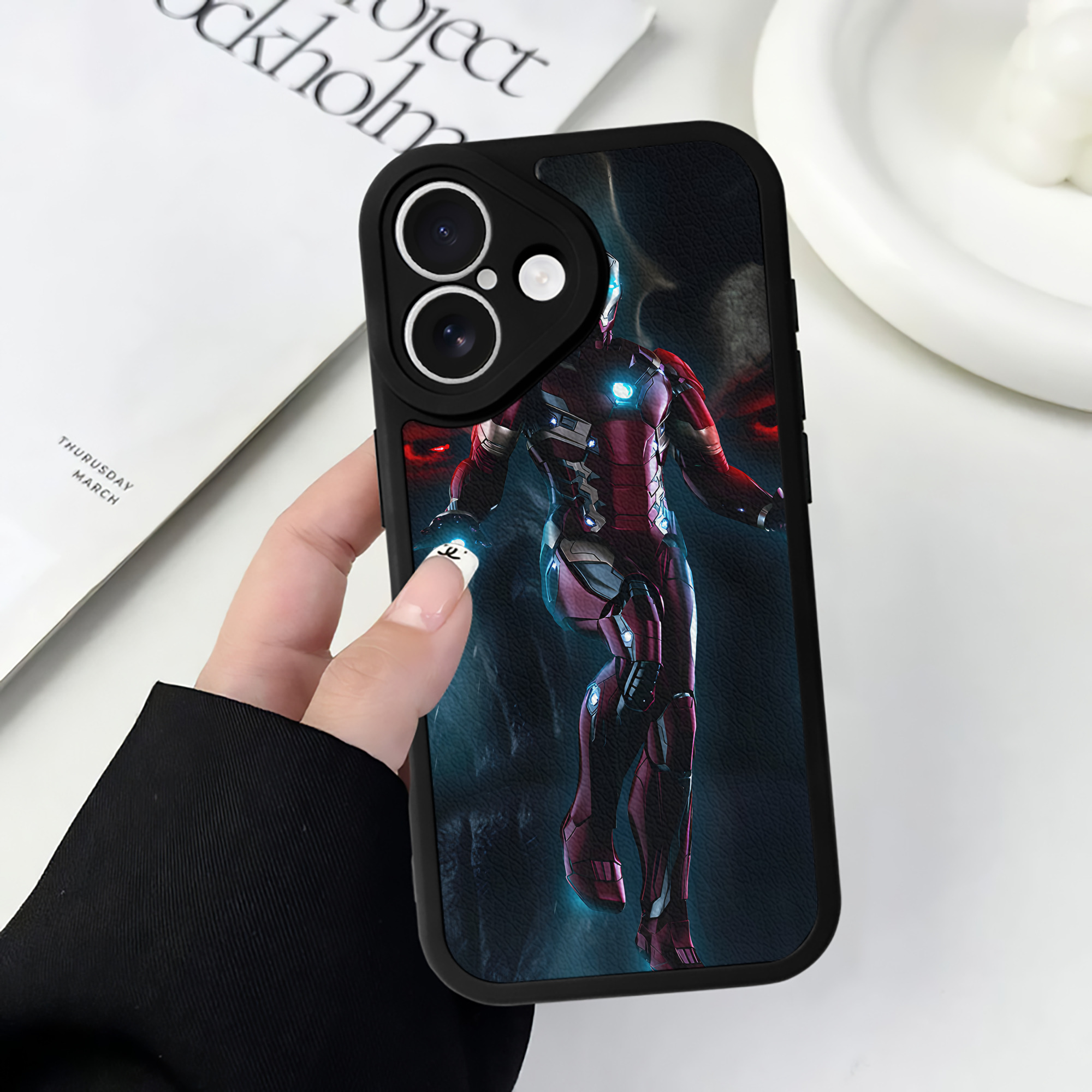 （画像用） アベンジャーズ The Avengers 【iPhone 16シリーズ対応】シリコンスマホケース（レザー調） 材質：シリコン